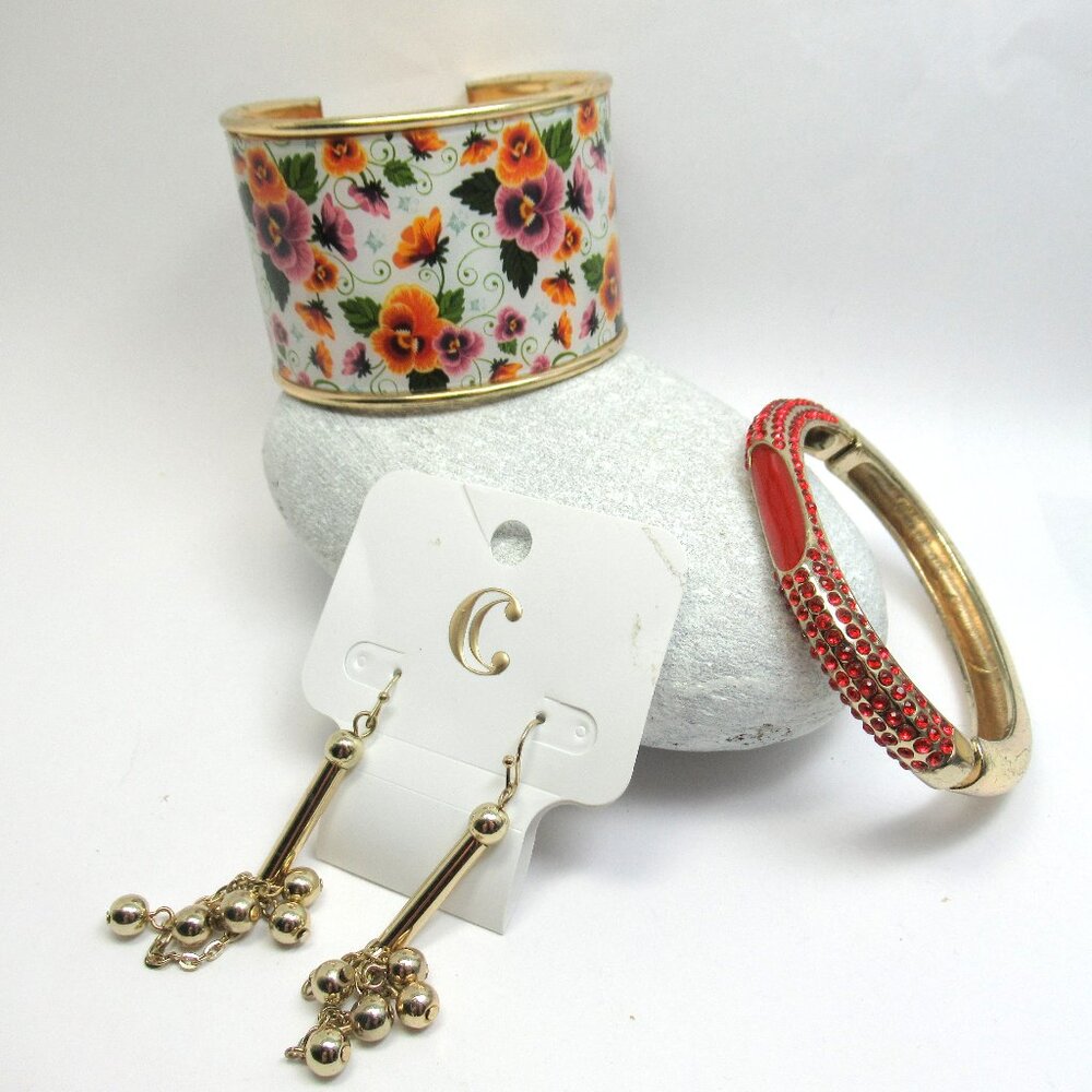 Bundle of goldtone jewelry